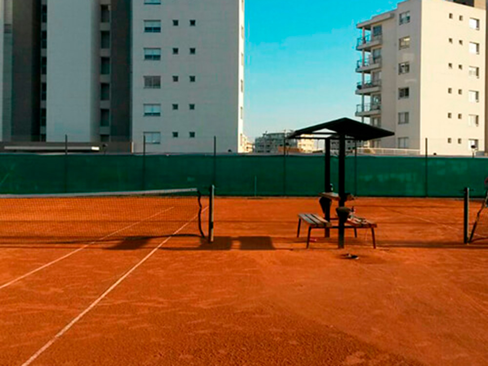 Rafia Laminada en Canchas de Tenis